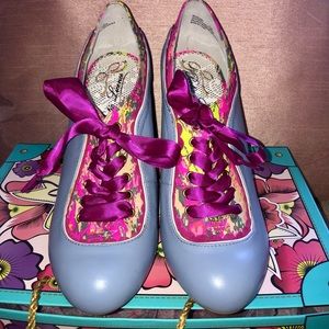 Gently worn poetic license size 9.5